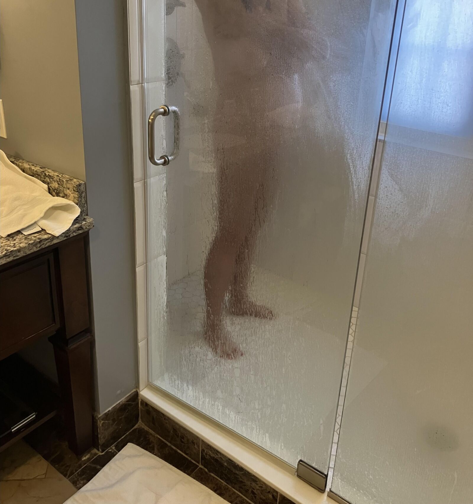 GF tomando banho e vestindo -se no nosso quarto