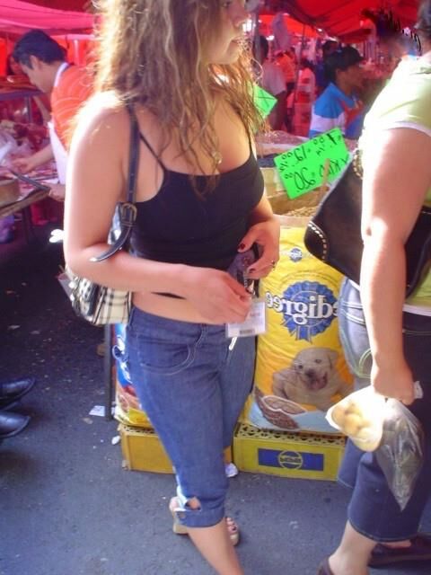Mexikanisches Mädchen neckt auf einem Open -Air -Markt