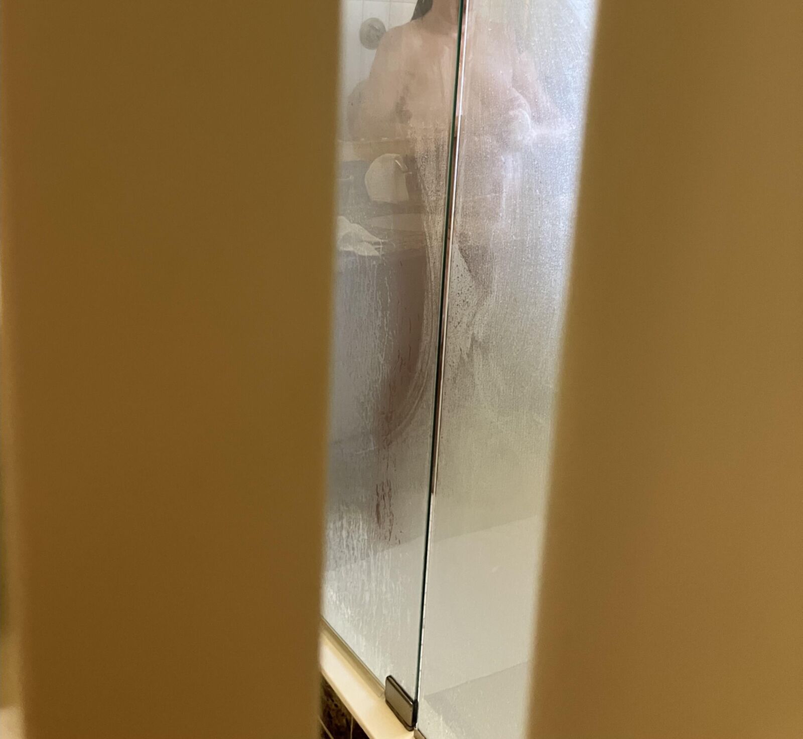 GF tomando banho e vestindo -se no nosso quarto