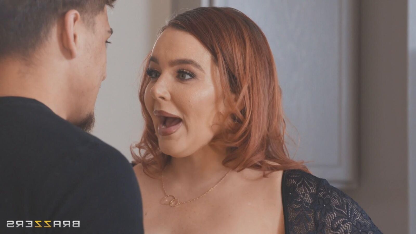 Natasha Beau visage satisfaisant pour s'asseoir sur les meilleurs cadres