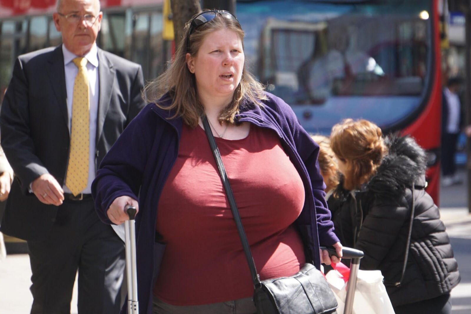 SweaterMeat Stars: Mesdames aux seins timides!