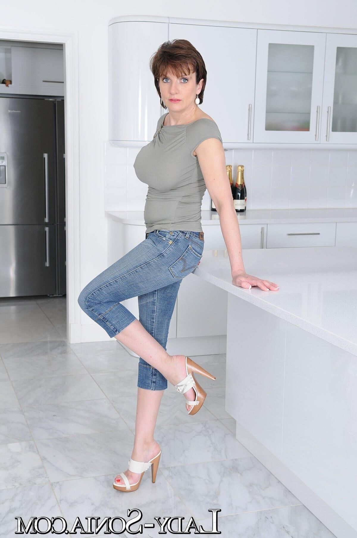 Gill Ellis Young (Lady Sonia) Gucci e jeans