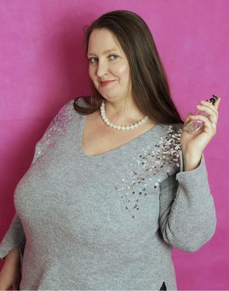 SweaterMeat Stars: Mesdames aux seins timides!