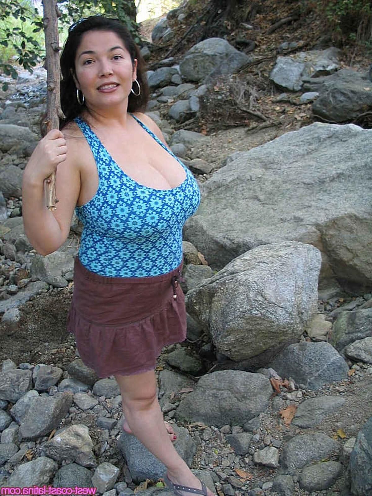 Dulcea Mexican Latina Wildernessハイキングの巨乳の美しさ