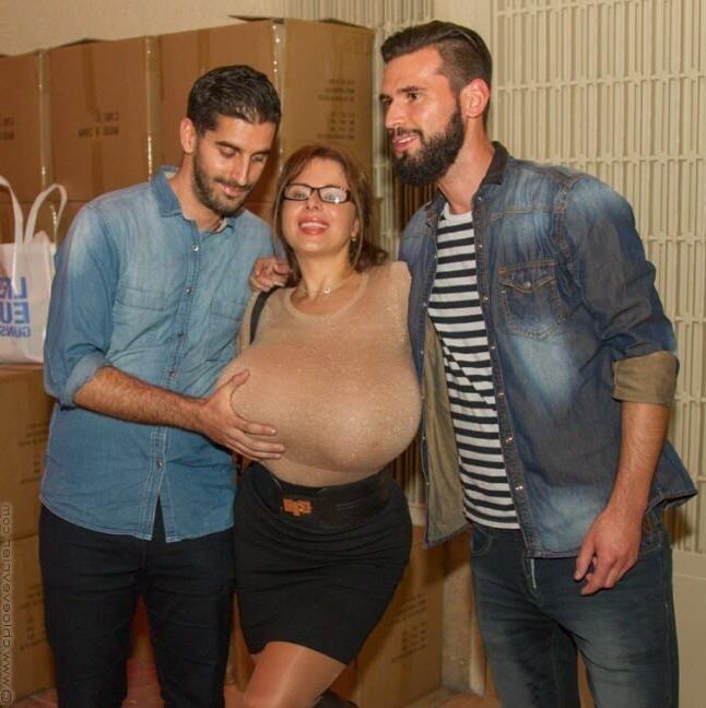 SweaterMeat Stars: Mesdames aux seins timides!