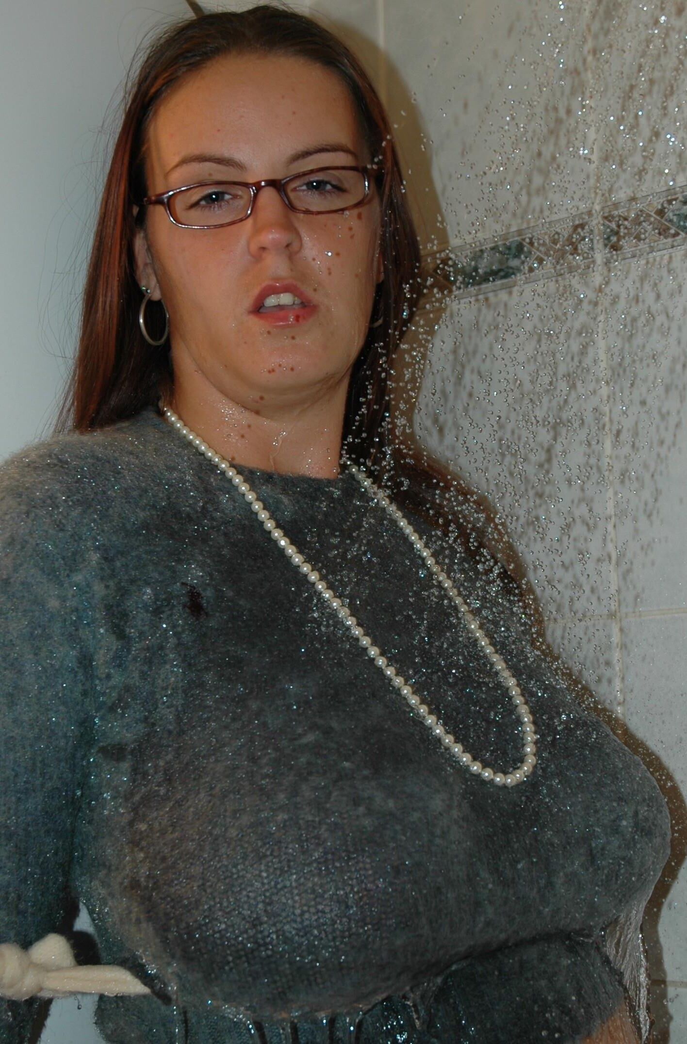 SweaterMeat Stars: Mesdames aux seins timides!