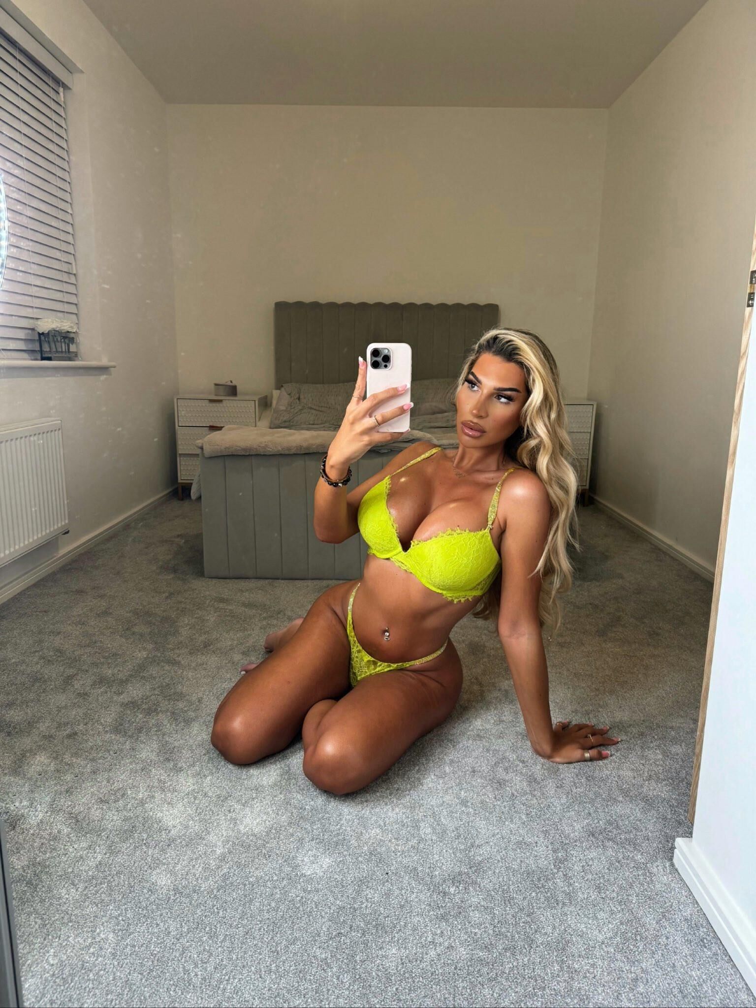  	 Isabel a very sexy Shemale P.
