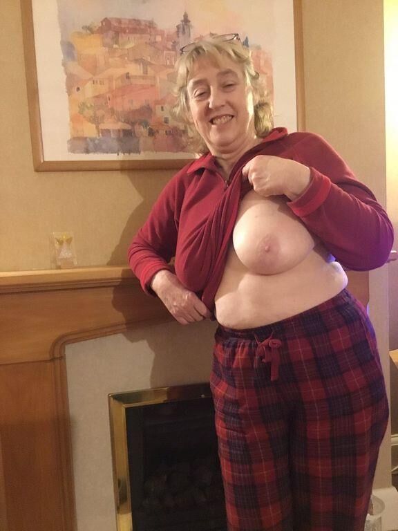 MATURE LADY WITH BEAUTIFUL BOSOMS