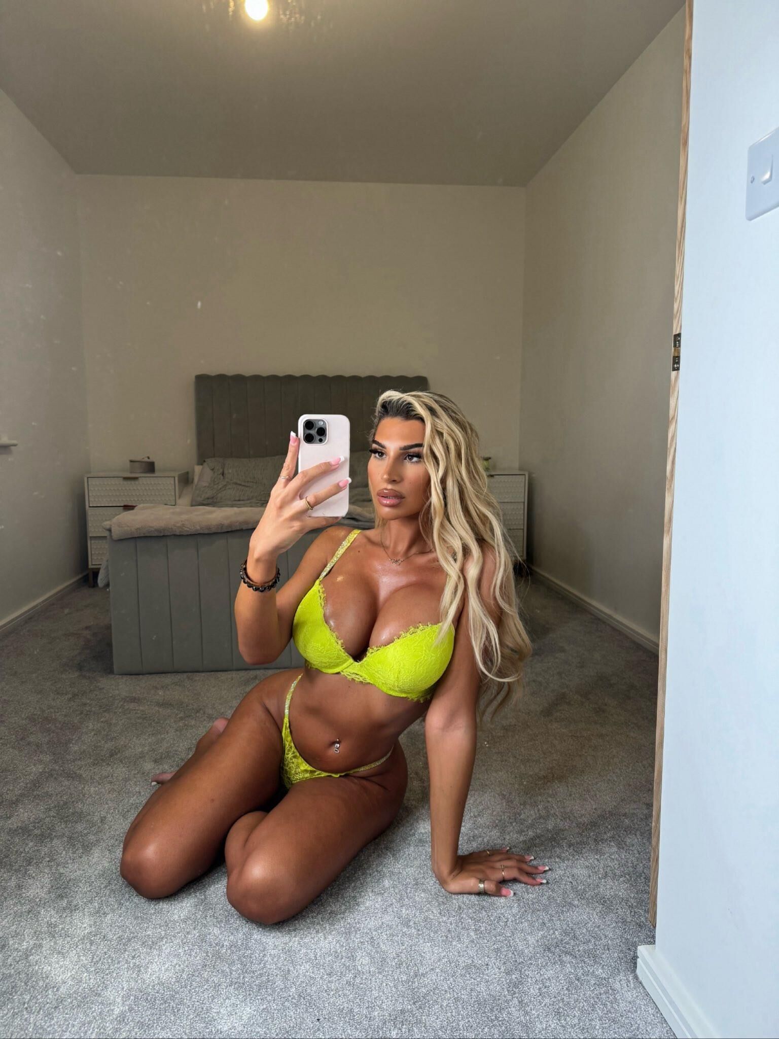  	 Isabel a very sexy Shemale P.