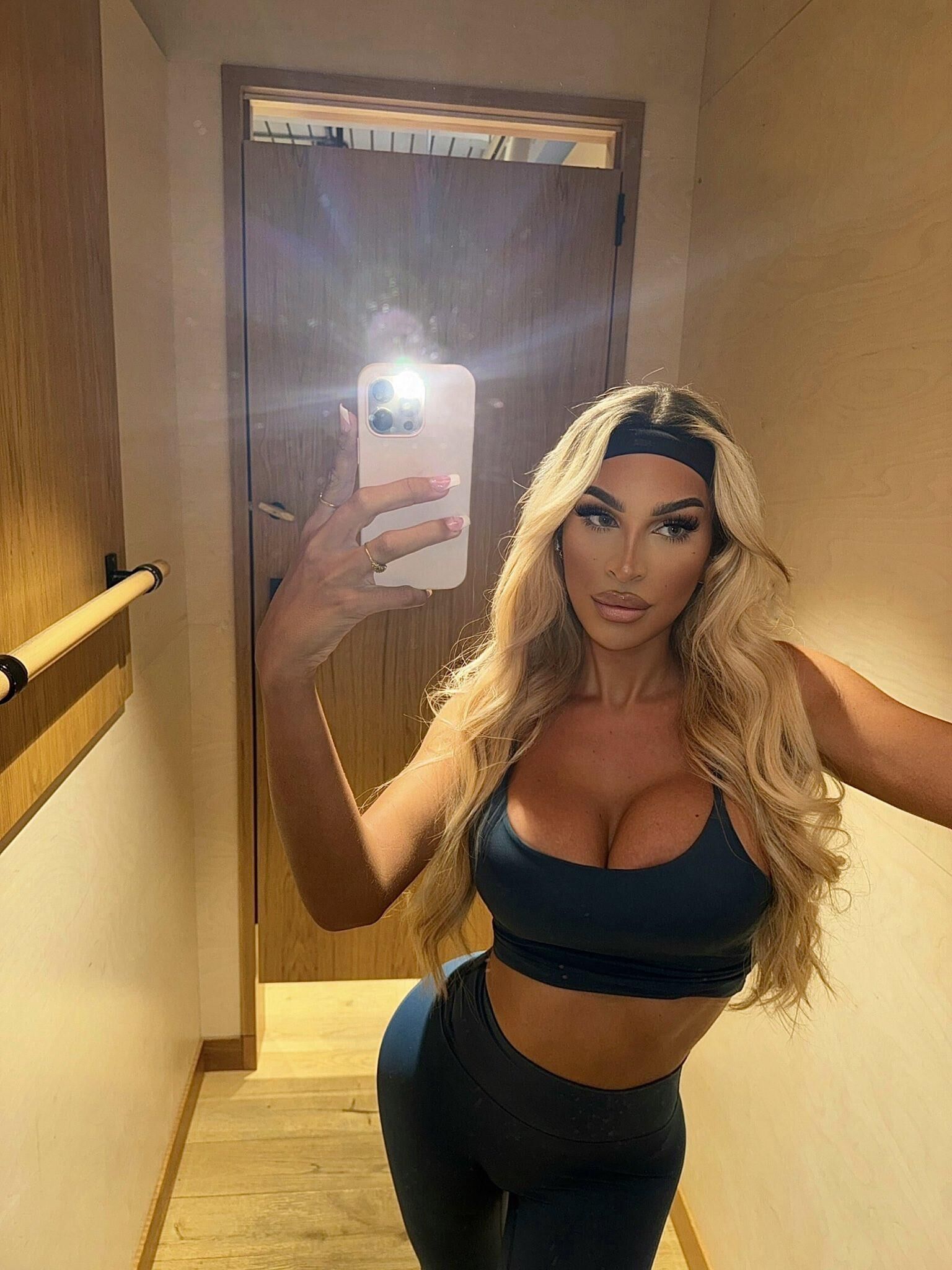  	 Isabel a very sexy Shemale P.