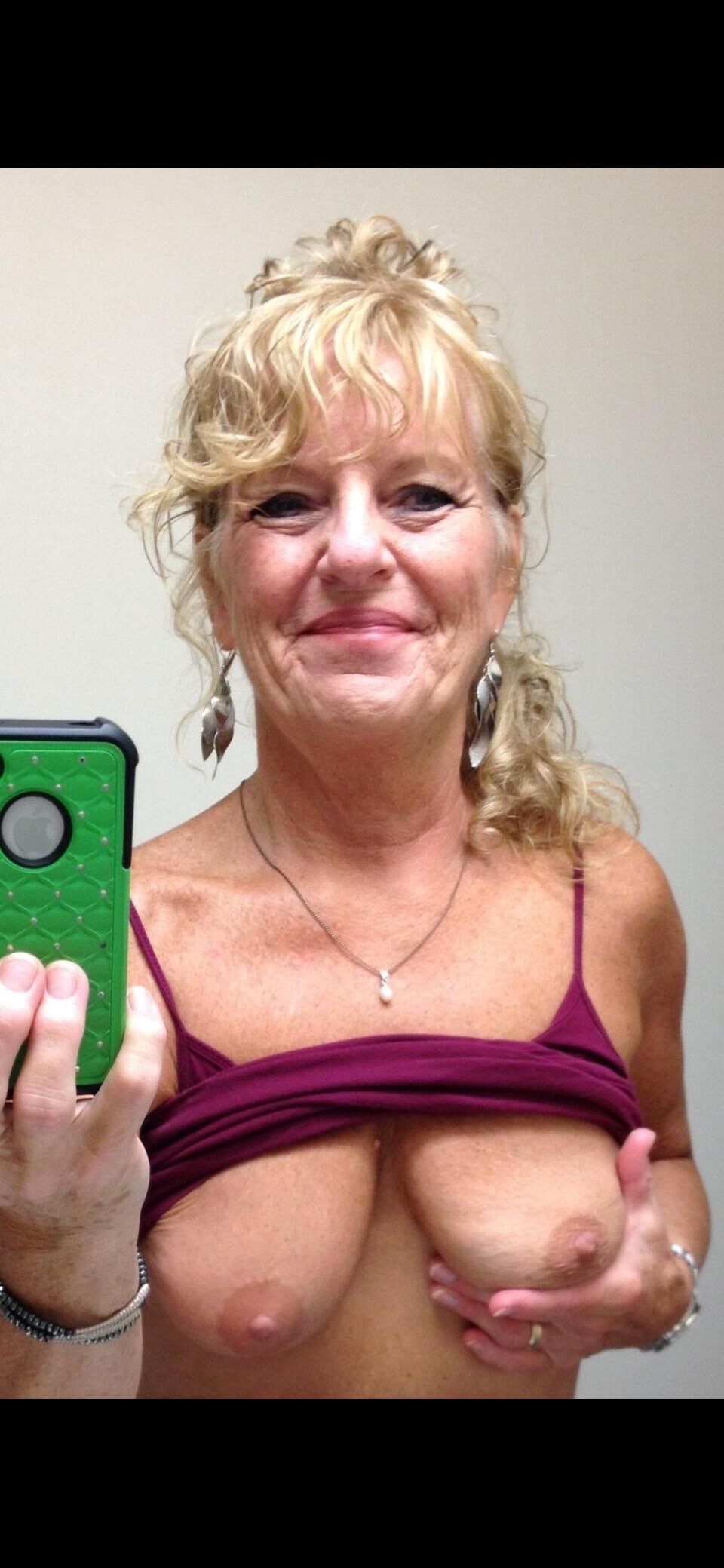 La abuela tiene bonitas tetas