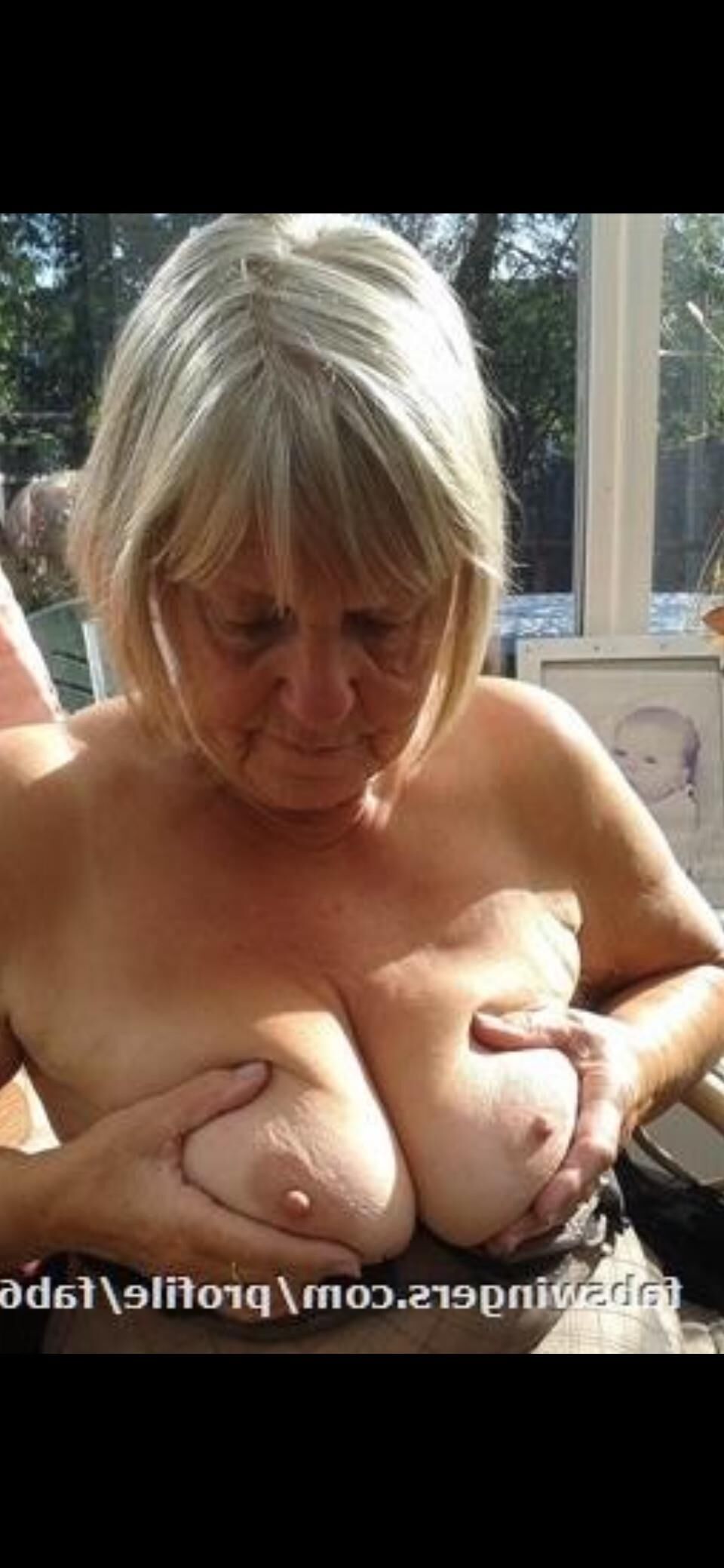 La abuela tiene bonitas tetas