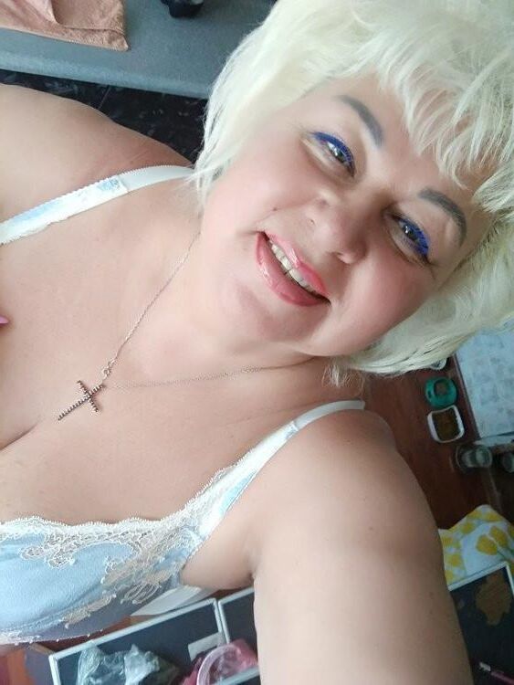 ルーダは、ベラルーシのミンスクからの大きなおっぱいで成熟したブロンド