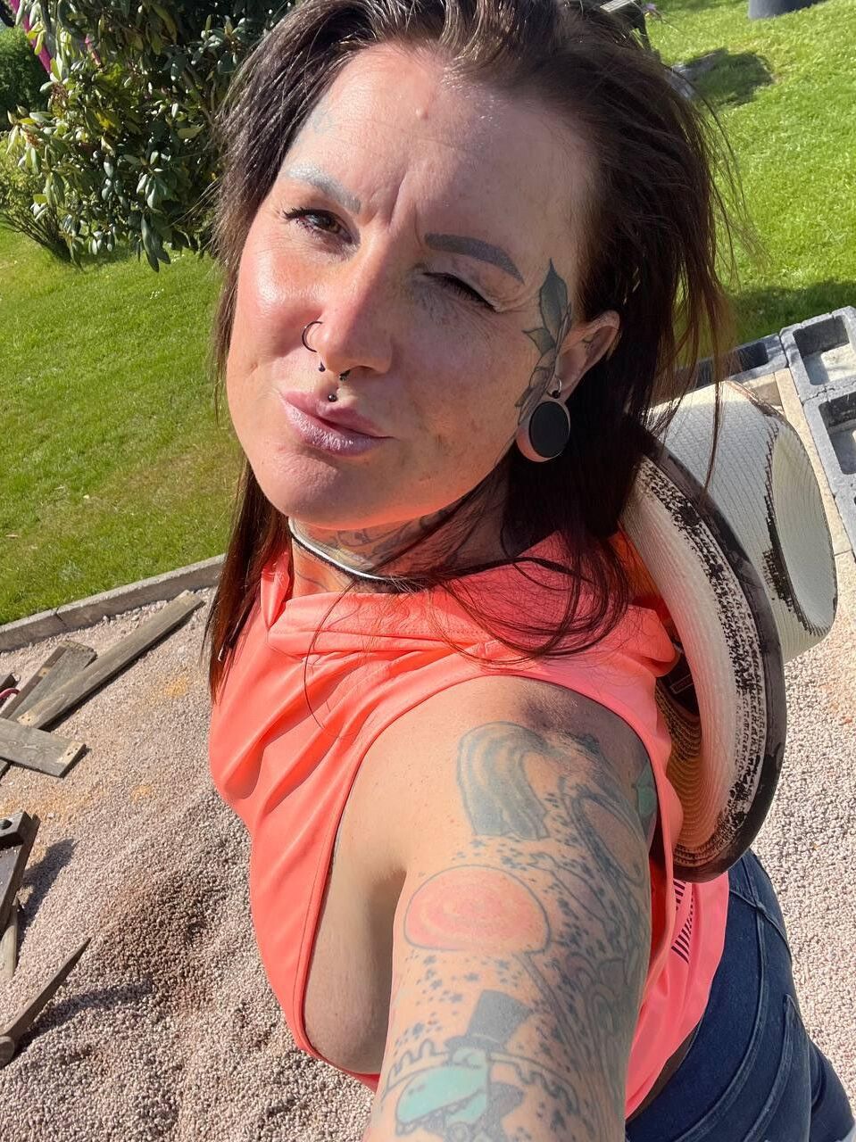 Roxanne Big Butt Big Tits Tattooed Horny Milf Mixed Hot Shots