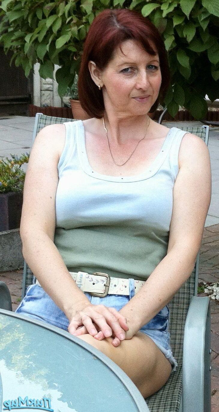 Mujer madura con buenas tetas descansa en el campo