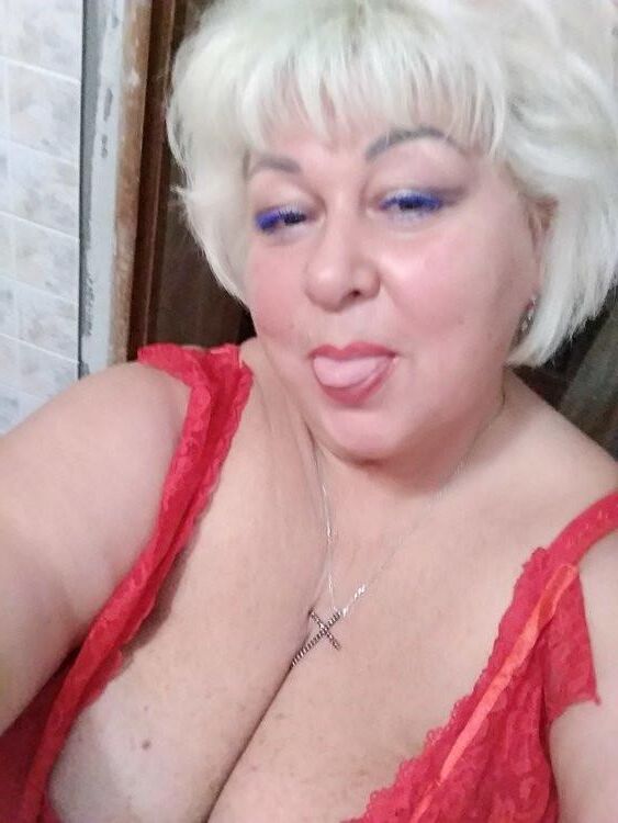 ルーダは、ベラルーシのミンスクからの大きなおっぱいで成熟したブロンド