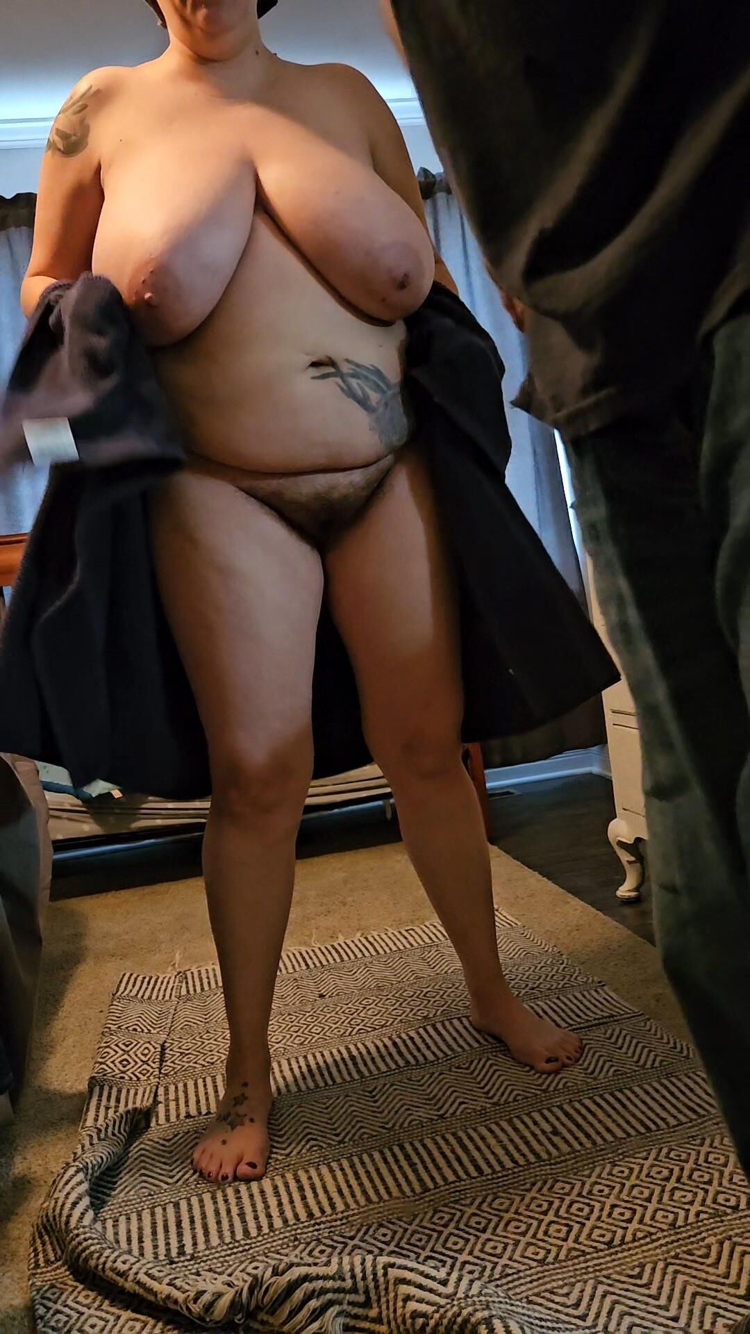 妻に気付いていない巨大なおっぱいとお尻のセクシーなベイビー