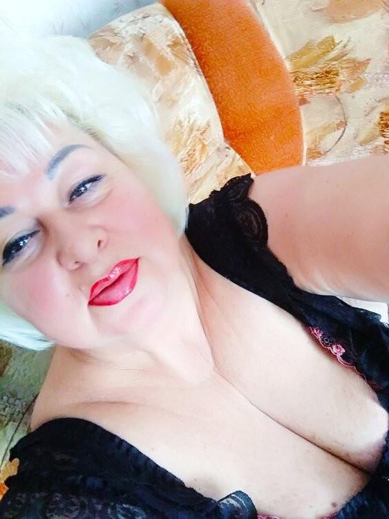 ルーダは、ベラルーシのミンスクからの大きなおっぱいで成熟したブロンド