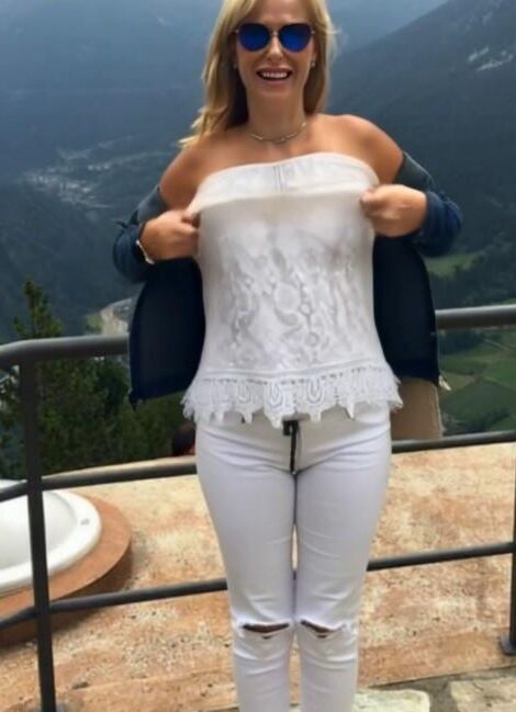 Isabel Nude Outdoor