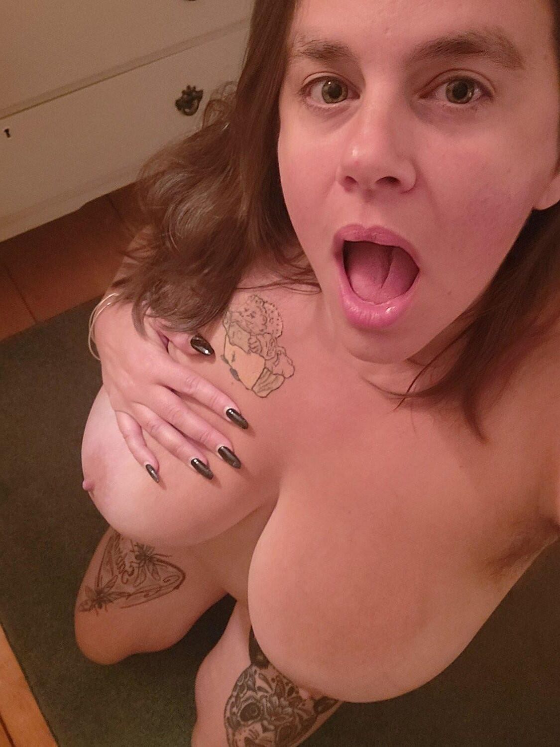 巨乳のぽっちゃりアマチュアMILFレベッカ