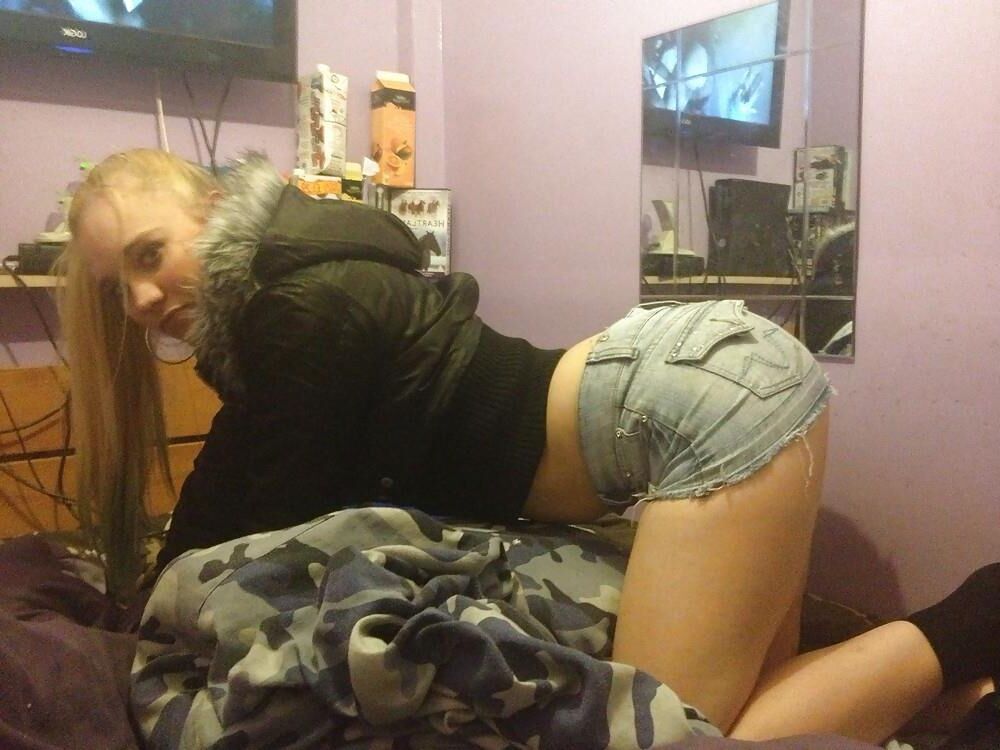 Inglés Chav Bekki con tetas perfectas