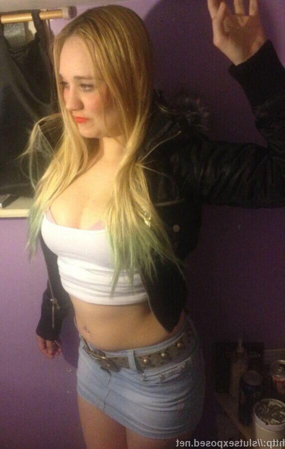 Inglés Chav Bekki con tetas perfectas