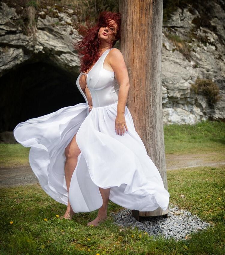 Hexenengel Busty Curvy Mature Model