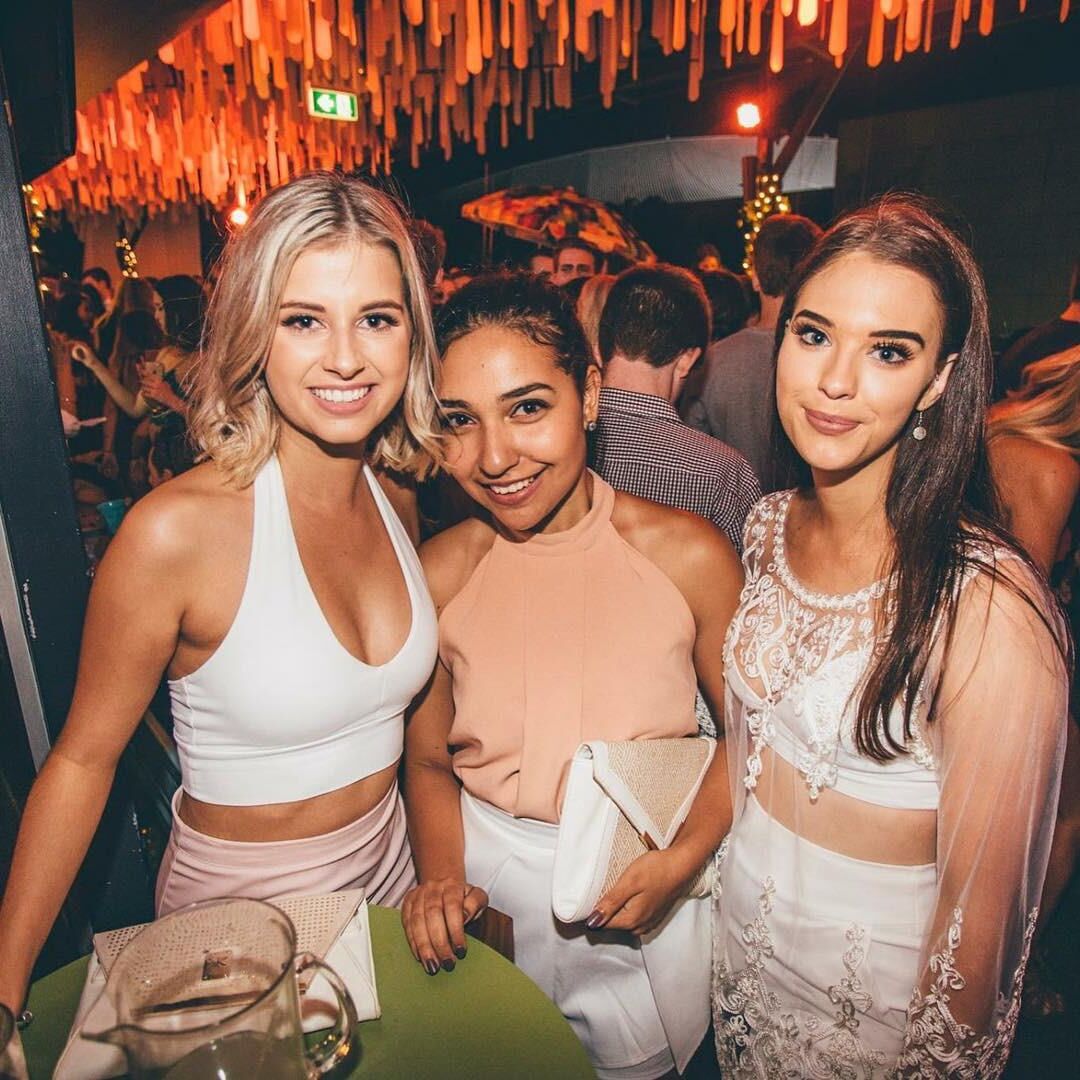 Mischung aus amerikanischen College -Schlampen und Aussie Uni -Schlampen oder Bimbos