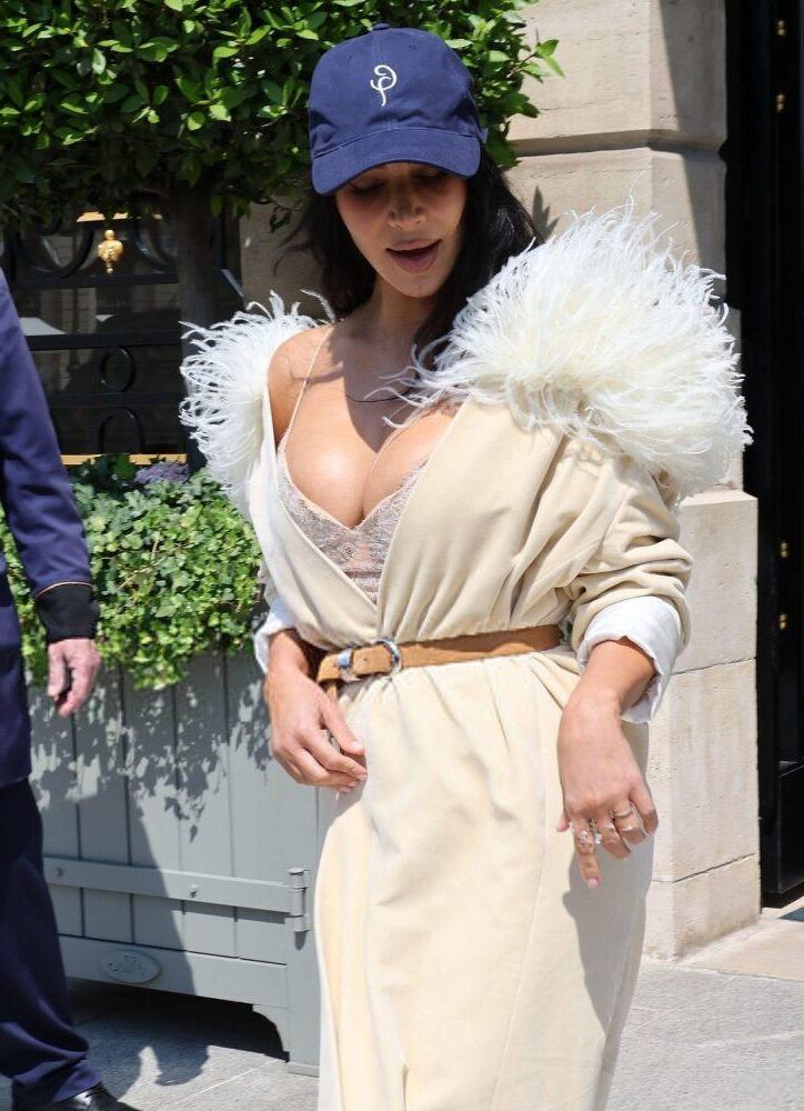 Kim Kardashian out und ungefähr in Paris