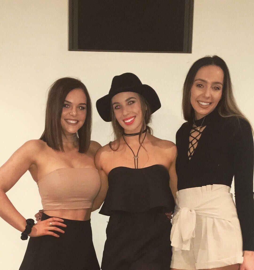 Mischung aus amerikanischen College -Schlampen und Aussie Uni -Schlampen oder Bimbos