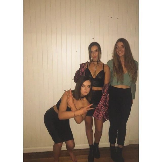 Mischung aus amerikanischen College -Schlampen und Aussie Uni -Schlampen oder Bimbos
