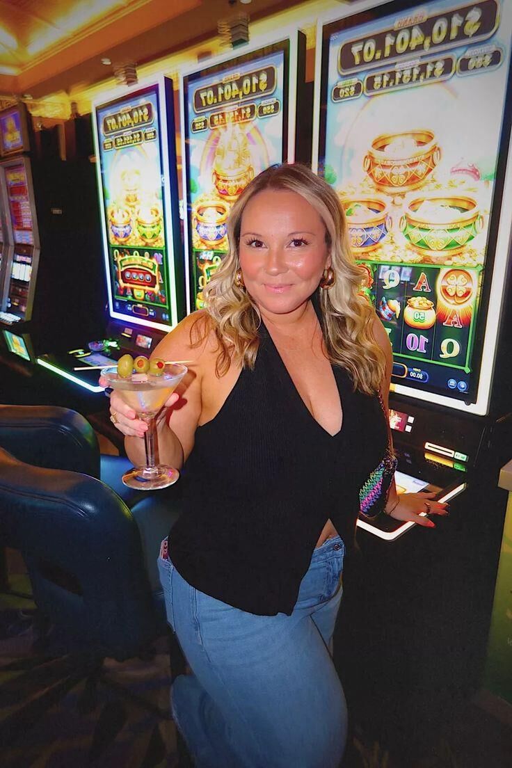 P interest In Beauty Focus on Blonde Milf Pawg Model
