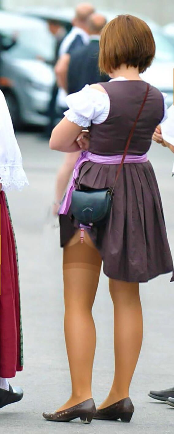 Fesche Madln im Dirndl Zum VierHundertdritt`n