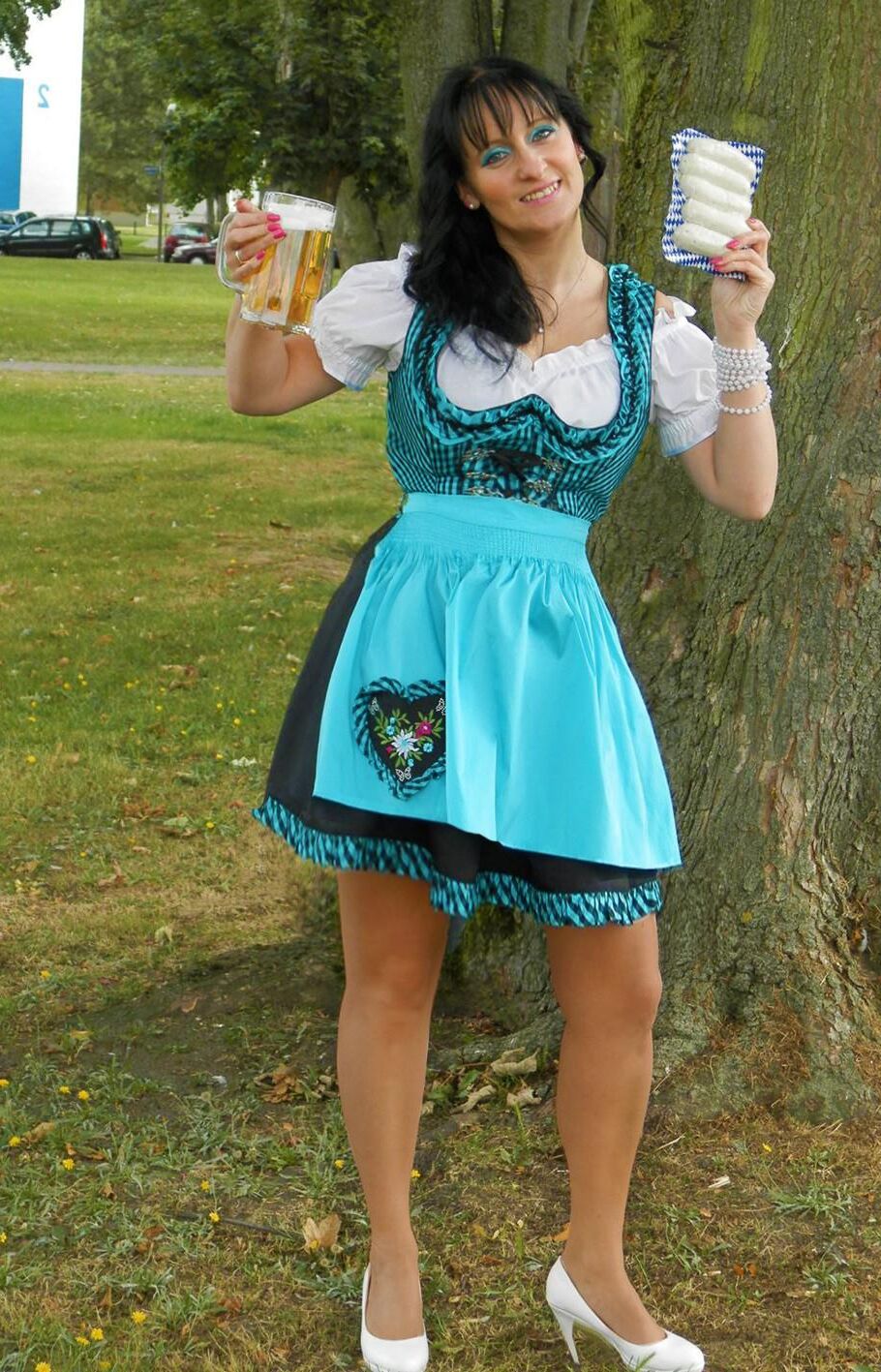 Fesche Madln im Dirndl Zum VierHundertdritt`n