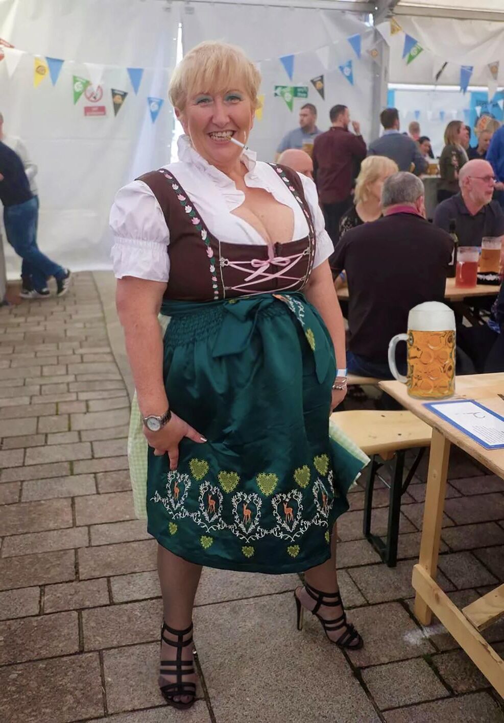 Fesche Madln im Dirndl Zum VierHundertdritt`n