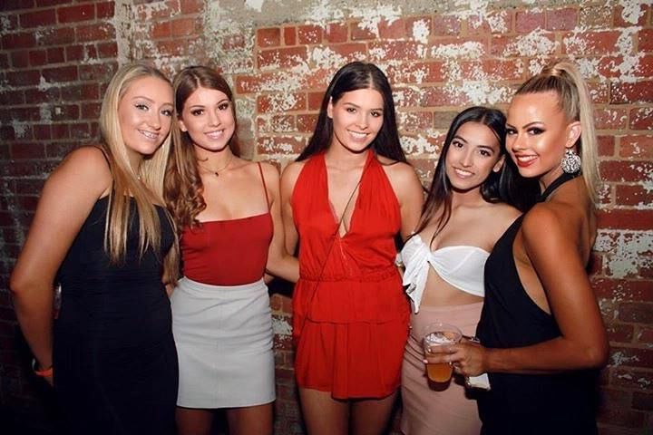 Australianos uni putas y bimbos