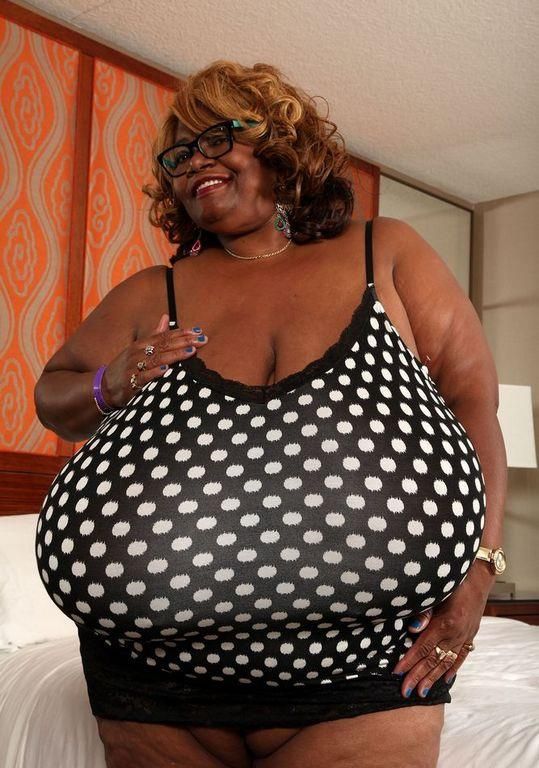 THE LOVE OF BIG BOSOMS NORMA 