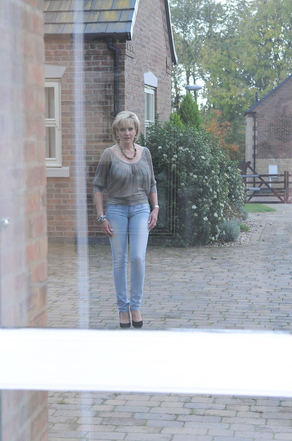 Gill Ellis Young (Lady Sonia) Zuhause aus dem Büro