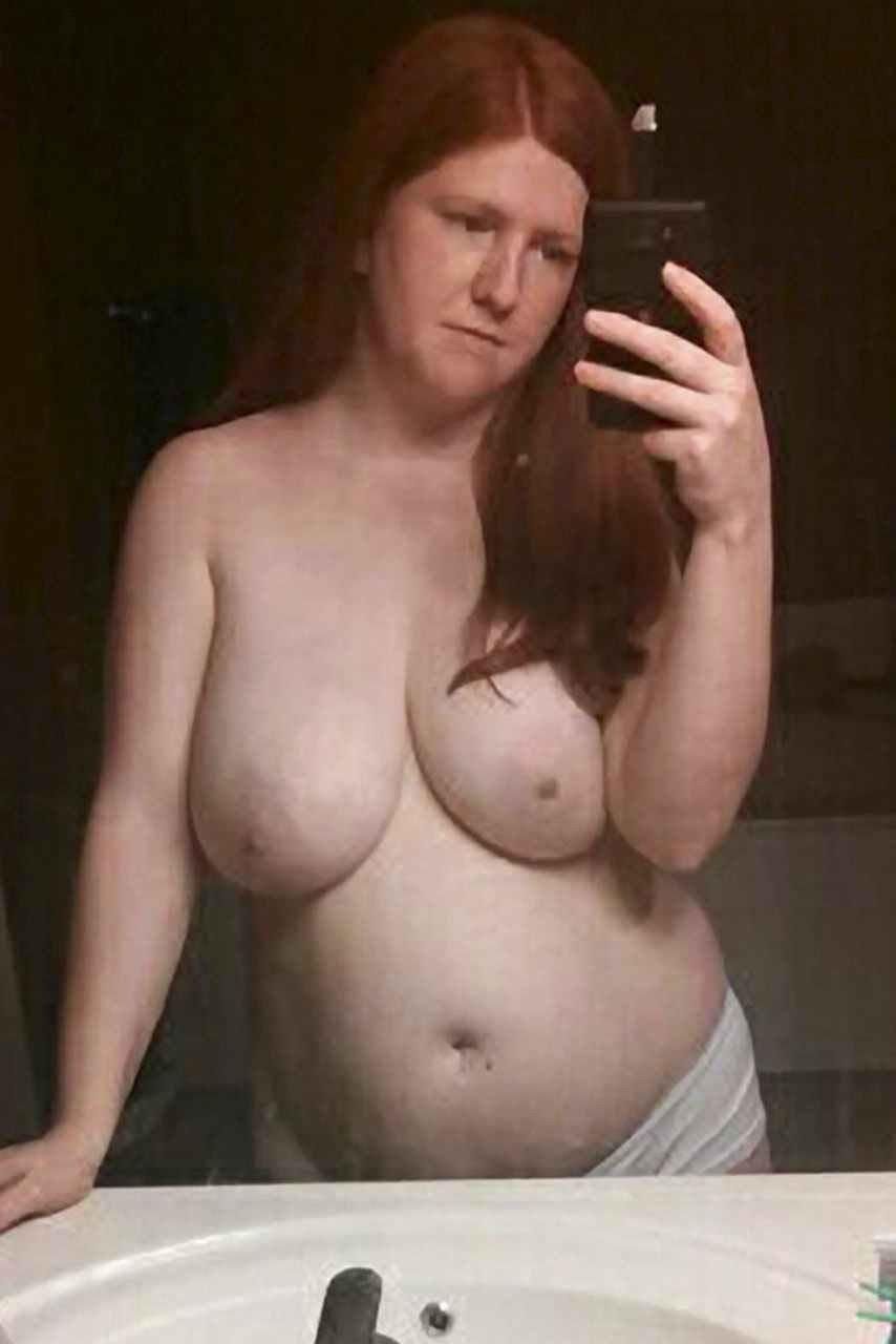 Vollbusige mollige Rothaarige Hotwife Cherry
