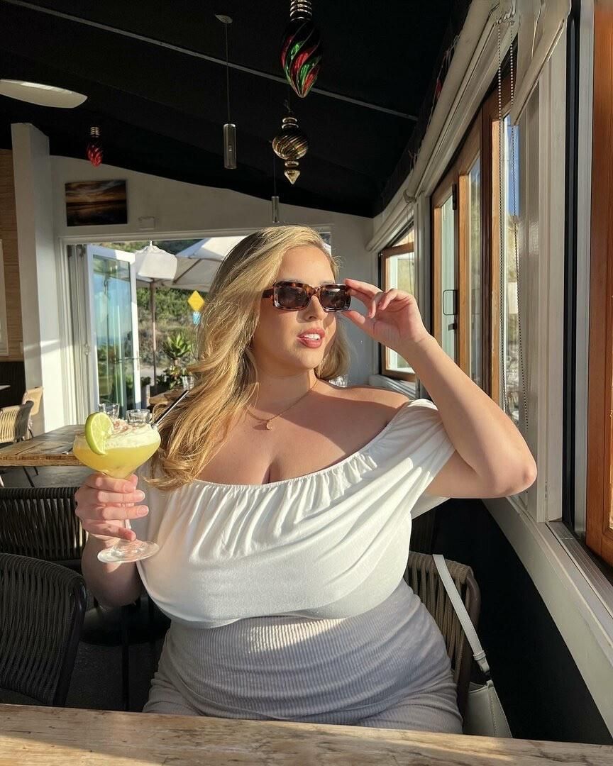 Lauren Huge Boobs Beauty BBW Youtuber Girl Mixed Hot Shots