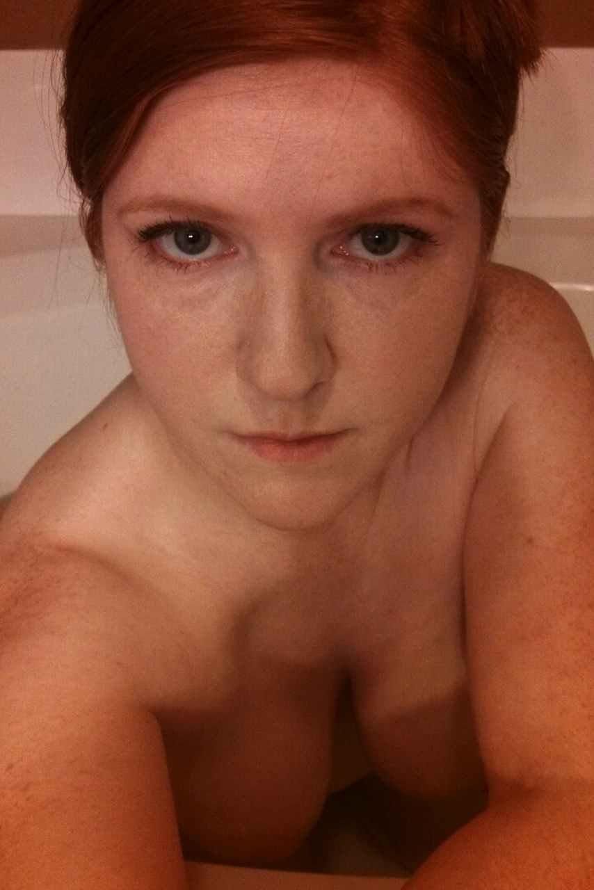 Vollbusige mollige Rothaarige Hotwife Cherry
