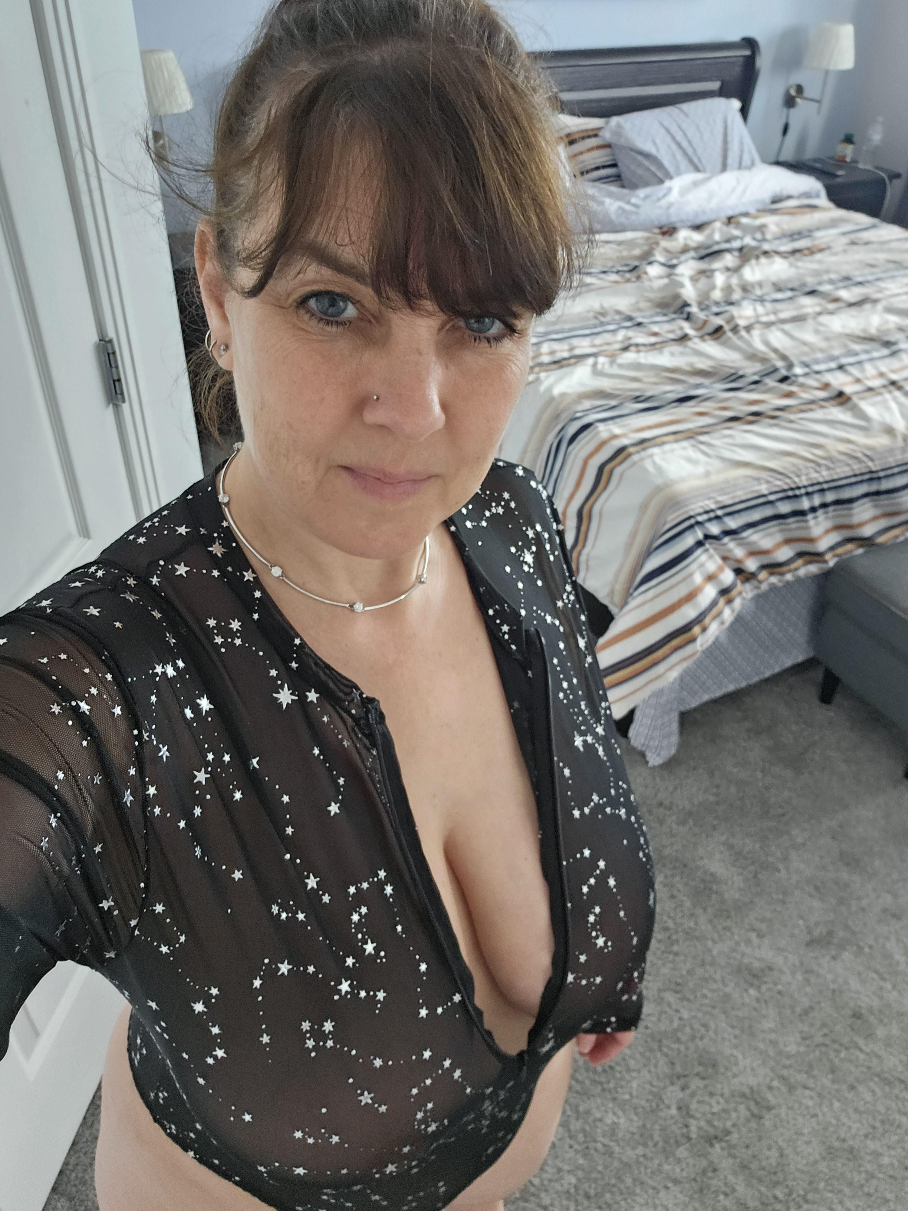 MILF mit großen Titten und Caverness Muschi