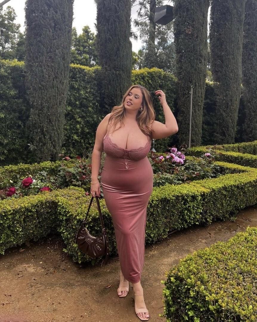 Lauren Huge Boobs Beauty BBW Youtuber Girl Mixed Hot Shots