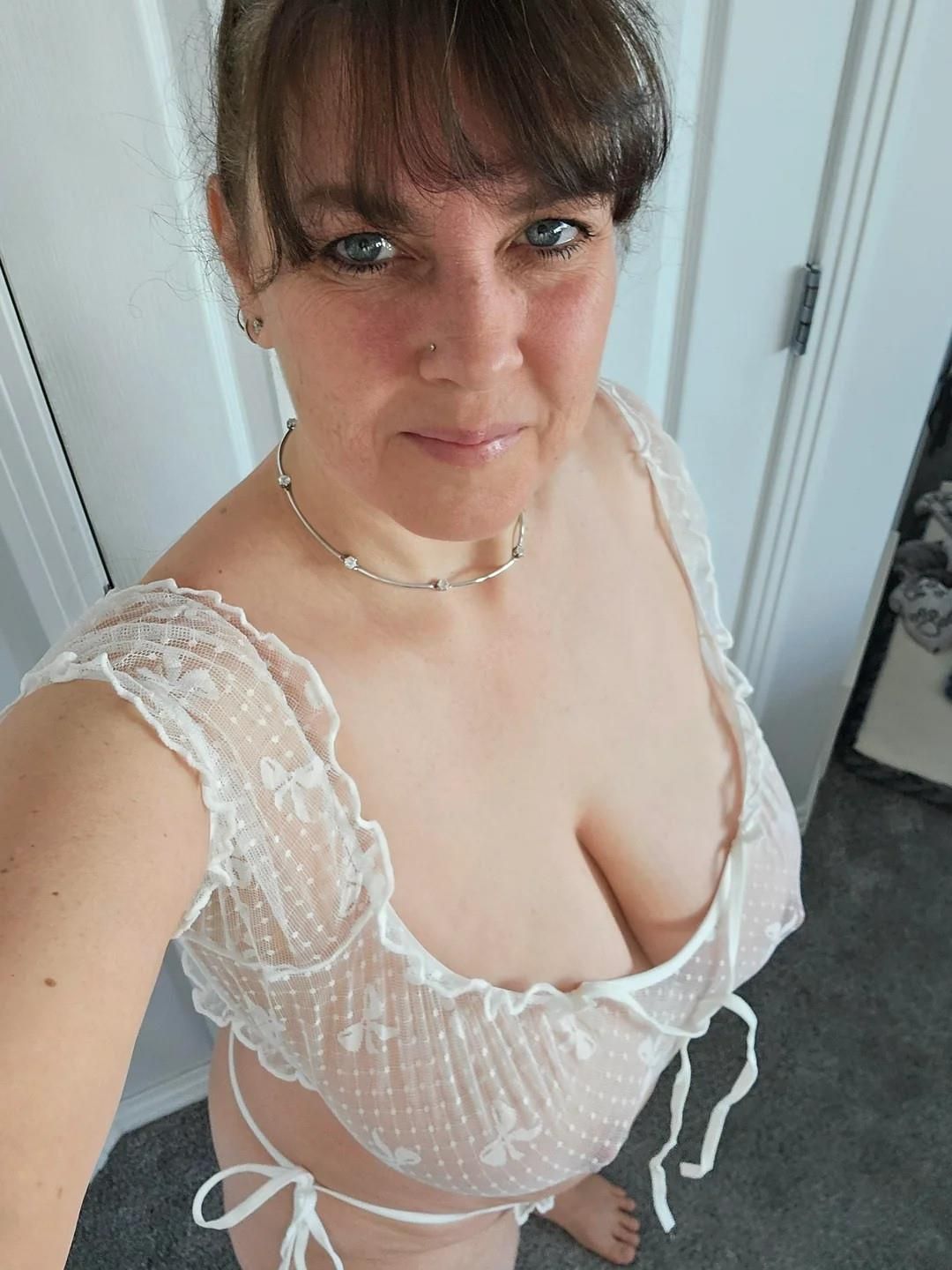MILF mit großen Titten und Caverness Muschi
