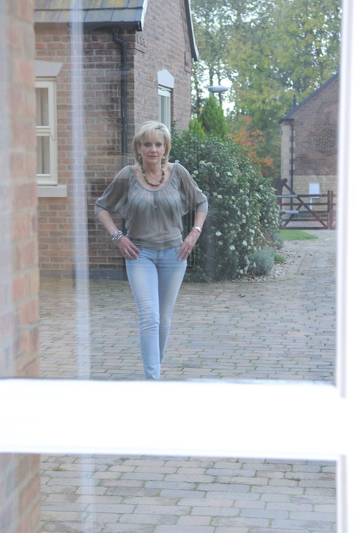 Gill Ellis Young (Lady Sonia) Zuhause aus dem Büro