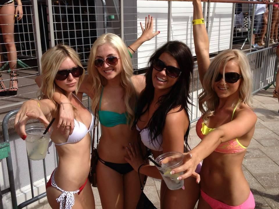 Beach Girls 