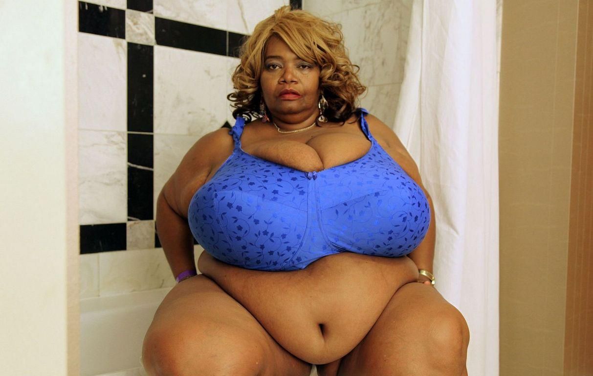 THE LOVE OF BIG BOSOMS NORMA 