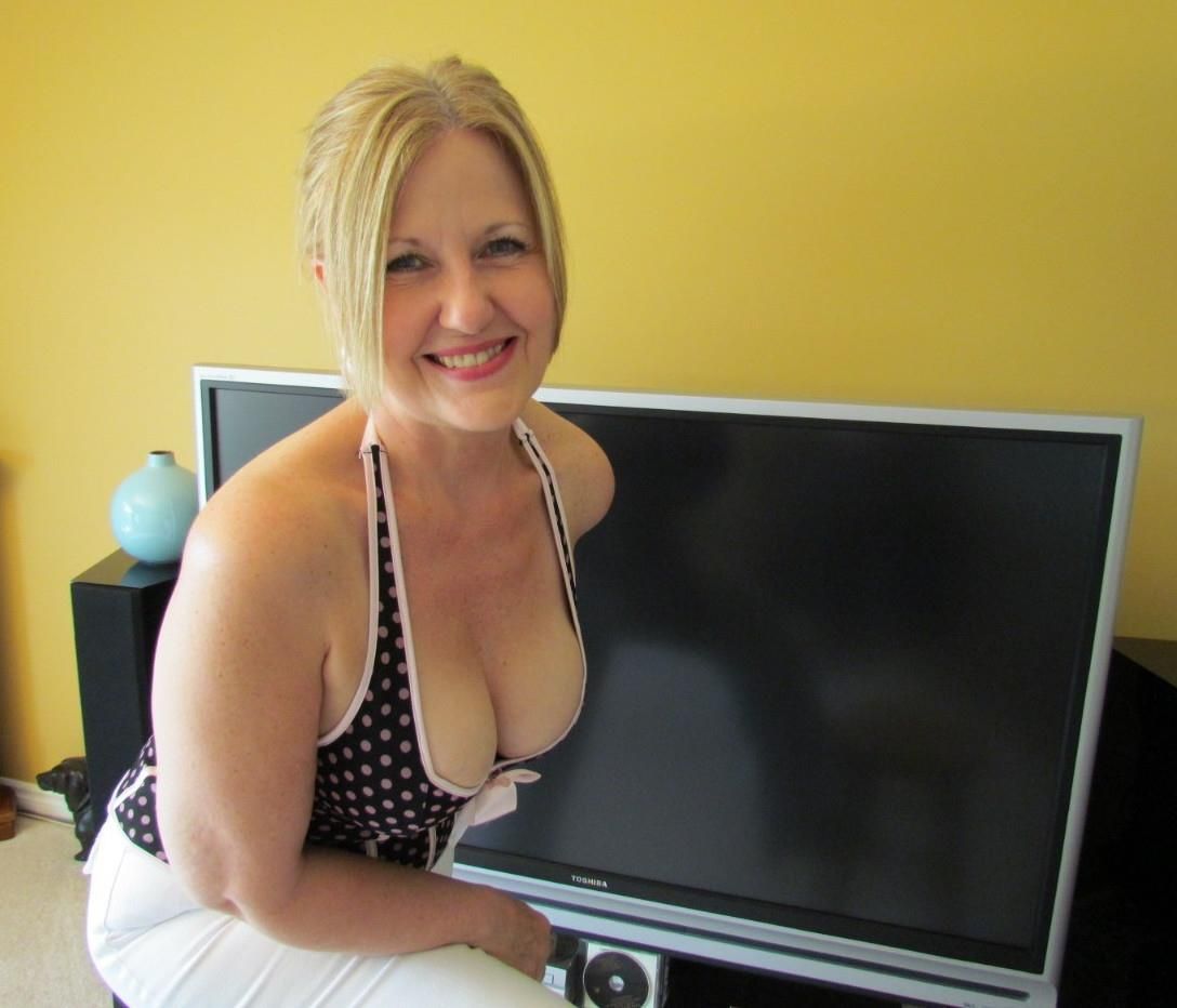 SEXY MOM WITH BIG TITS