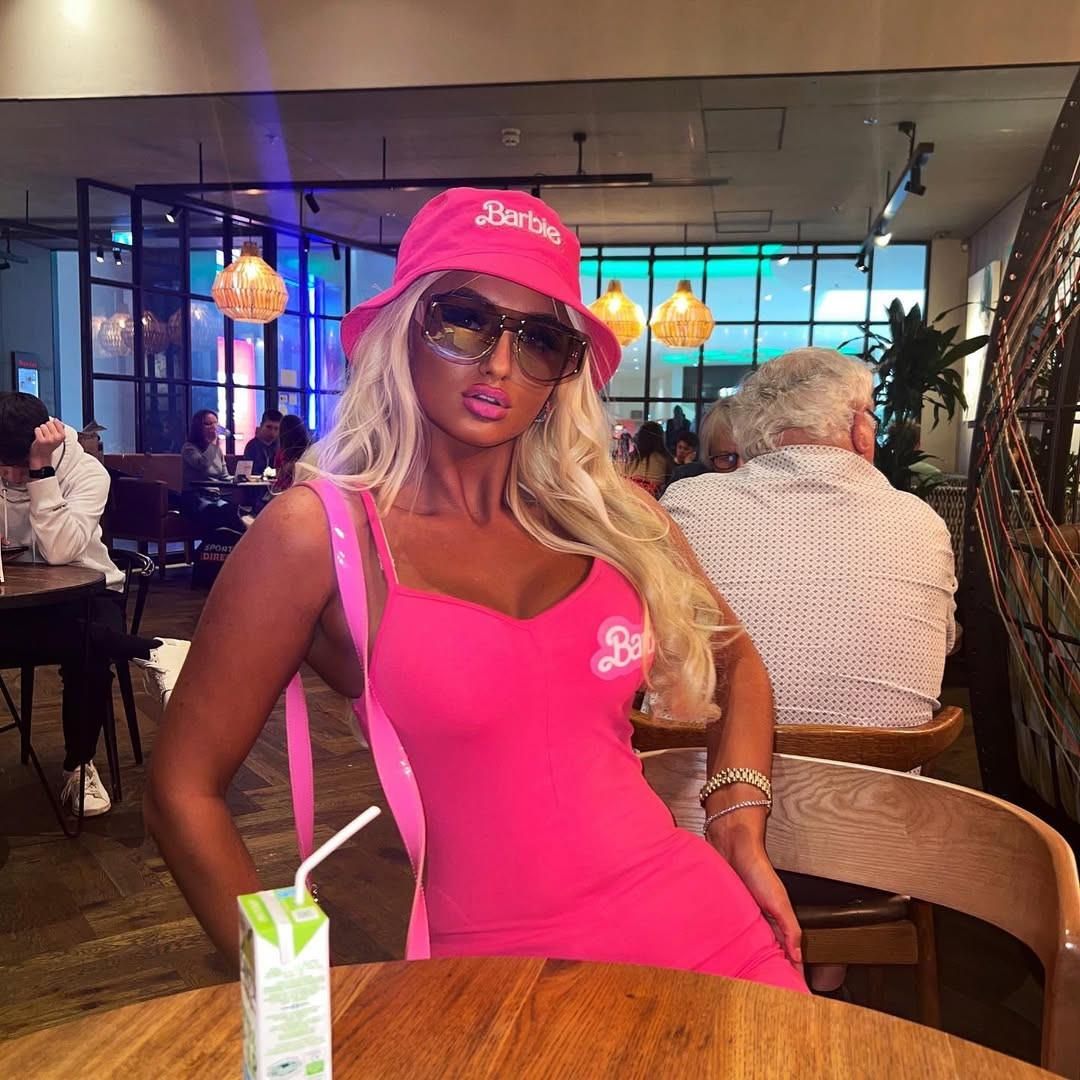 bimbos chav bitches to stroke and own full ballをとても速く排出する