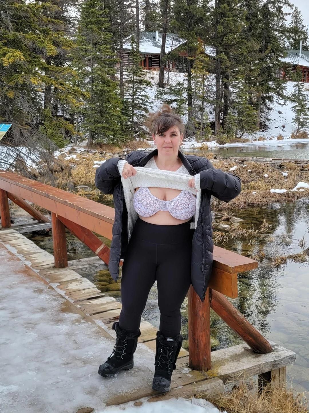 MILF mit großen Titten und Caverness Muschi